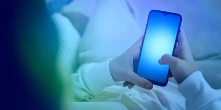 تماس مداوم با نور آبی تیرگی و چینوچروک بیشتر