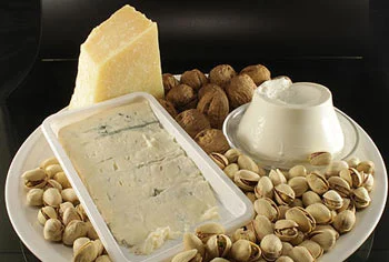 غذاهای مفید مضر برای رژیم لاغری,آجیل،پنیر و قهوه