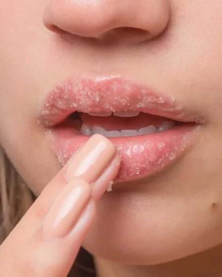 اسکراب لب,اسکراب لب چیست,لب ها نیاز به مراقبت دارند