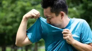 چرا زیر بغلم بو می‌دهد؟ راه‌حل‌های سریع و کاربردی