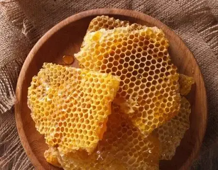 فواید موم زنبور عسل برای مو، نحوه استفاده و عوارض جانبی آن