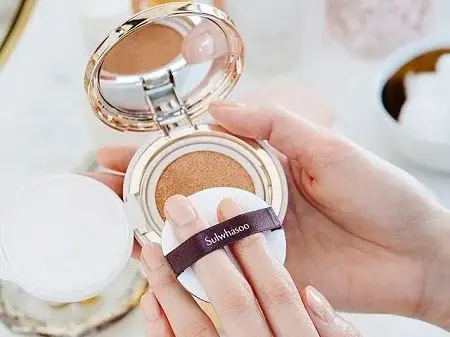 کوشن آرایشی چیست؟ نحوه استفاده از آن مانند یک حرفه ای