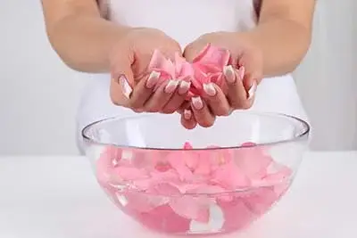 پیشگیری از پیر شدن پوست صورت با استفاده از گلاب