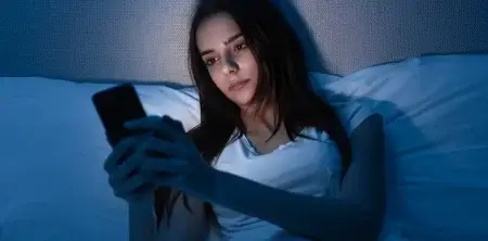نور آبی گوشی، دشمن پنهان پوست ما؟