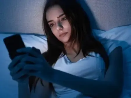 نور آبی گوشی، دشمن پنهان پوست ما؟