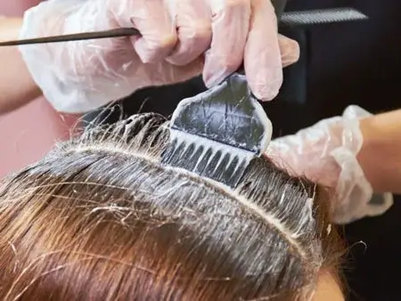 دلایل و روش های جلوگیری از سوزش سر هنگام رنگ مو