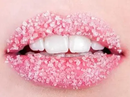 چگونه اسکراب لب‌ خانگی بسازیم؟
