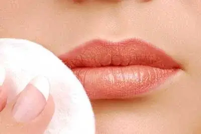 آرایش لب : ماندگاری رژ لب را چگونه بیشتر کنیم؟