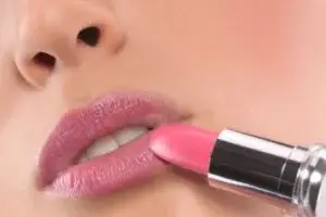 چه رژلبهایی لبها را برجسته تر می کنند؟!