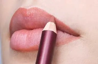 آموزش تصویری آرایش لب در 3 مرحله