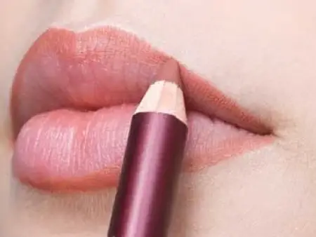 آموزش تصویری آرایش لب در 3 مرحله