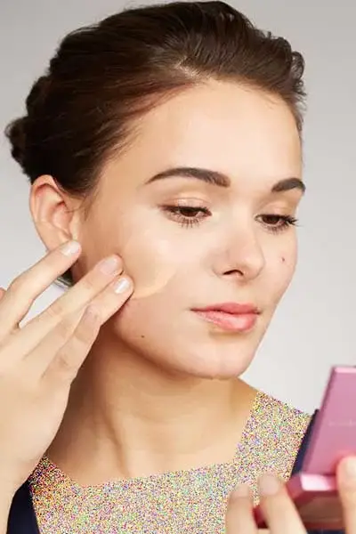 پوشاندن جای جوش با آرایش + مراحل