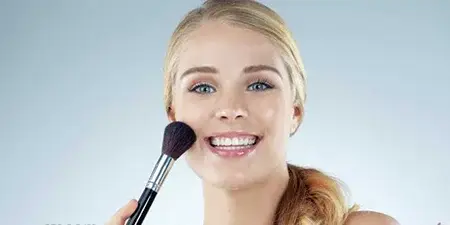 هایلایتر صورت چیست، چطور استفاده میشود و انواع  آن کدامند؟