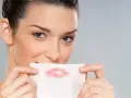 8 روش برای پاک کردن رژلب های 24 ساعته