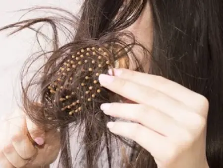 وقتی برس لابه لای موها گیر می کند چه کنیم؟