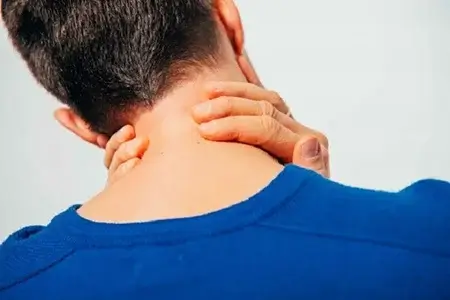 انجام حرکات ورزشی می تواند باعث تقویت عضلات گردن شود